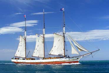 Alma Doepel sailing into Melbourne 2009 for repair