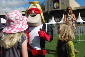 Let me know who this bloke is - seems to be popular with the ladies! Let me know who this bloke is - seems to be popular with the ladies!